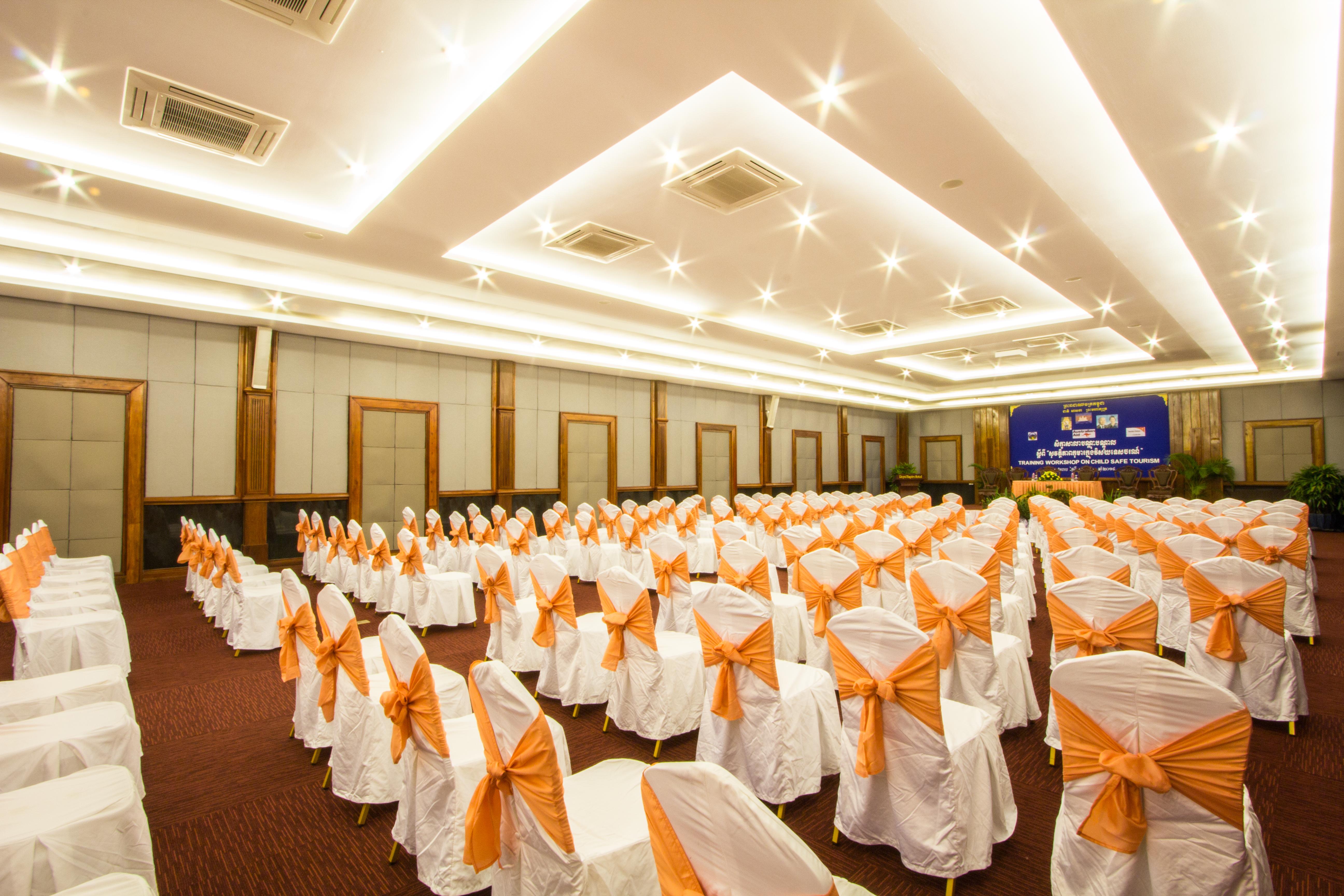 Royal Empire Premium Hotel Siem Reap Luaran gambar